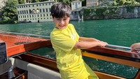 Dalam postingan Instagramnya, Nagita tidak merinci lokasi yang dia kunjungi. Namun sepertinya mereka berlayar di Danau Como yang tereknal dengan keindahannya di Italia.