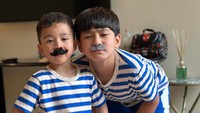 Duh gemas banget kaka-beradik ini memakai kumis palsu.