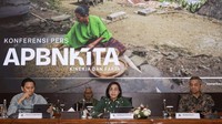 Menteri Keuangan Sri Mulyani Indrawati (tengah) didampingi Wakil Menteri Keuangan Thomas Djiwandono (kiri), dan Suahasil Nazara (kanan) menyampaikan konferensi pers APBN KiTa di Kantor Kementerian Keuangan, Jakarta, Selasa (17/6/2025). Foto: ANTARA FOTO/Dhemas Reviyanto