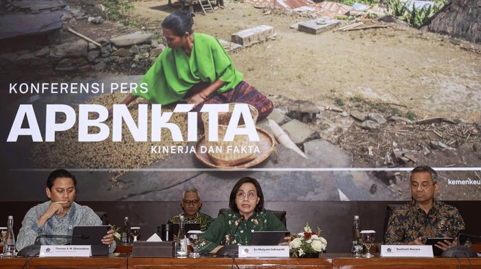 Momen Sri Mulyani Ungkap Defisit Anggaran Rp 21 Triliun Menteri Keuangan Sri Mulyani Indrawati (tengah) didampingi Wakil Menteri Keuangan Thomas Djiwandono (kiri), dan Suahasil Nazara (kanan) menyampaikan konferensi pers APBN KiTa di Kantor Kementerian Keuangan, Jakarta, Selasa (17/6/2025). Menteri Keuangan melaporkan Anggaran Pendapatan dan Belanja Negara (APBN) mengalami defisit sebesar Rp21 triliun atau 0,09 persen terhadap Produk Domestik Bruto (PDB) pada Mei 2025. ANTARA FOTO/Dhemas Reviyanto/bar