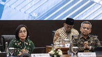 Lebih rinci dijelaskan, pendapatan negara yang terkumpul Rp 995,3 triliun sampai Mei 2025 berasal dari penerimaan pajak (Rp 683,3 triliun), kepabeanan dan cukai (Rp 122,9 triliun), serta penerimaan negara bukan pajak (PNBP) yang mencapai Rp 188,7 triliun. Sementara itu, belanja negara yang mencapai Rp 1.016,3 triliun berasal dari belanja pemerintah pusat yakni belanja K/L (Rp 325,7 triliun) dan belanja non K/L (Rp 368,5 triliun), serta transfer ke daerah (Rp 322 triliun). Sri Mulyani menyebut defisit APBN ini masih dalam sasaran target. Keseimbangan primer juga tercatat masih surplus sebesar Rp 192,1 triliun. Foto: ANTARA FOTO/Dhemas Reviyanto