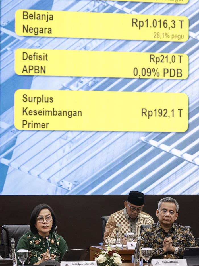 Menteri Keuangan Sri Mulyani Indrawati (tengah) didampingi Wakil Menteri Keuangan Thomas Djiwandono (kiri), dan Suahasil Nazara (kanan) menyampaikan konferensi pers APBN KiTa di Kantor Kementerian Keuangan, Jakarta, Selasa (17/6/2025). Menteri Keuangan melaporkan Anggaran Pendapatan dan Belanja Negara (APBN) mengalami defisit sebesar Rp21 triliun atau 0,09 persen terhadap Produk Domestik Bruto (PDB) pada Mei 2025. ANTARA FOTO/Dhemas Reviyanto/bar