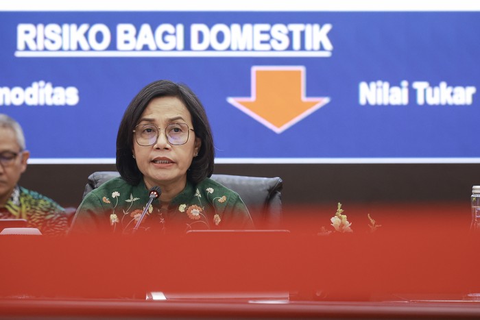 Menteri Keuangan Sri Mulyani Indrawati (tengah) didampingi Wakil Menteri Keuangan Thomas Djiwandono (kiri), dan Suahasil Nazara (kanan) menyampaikan konferensi pers APBN KiTa di Kantor Kementerian Keuangan, Jakarta, Selasa (17/6/2025). Menteri Keuangan melaporkan Anggaran Pendapatan dan Belanja Negara (APBN) mengalami defisit sebesar Rp21 triliun atau 0,09 persen terhadap Produk Domestik Bruto (PDB) pada Mei 2025. ANTARA FOTO/Dhemas Reviyanto/bar
