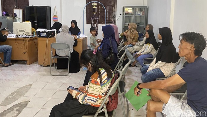 Ortu calon murid mengantre untuk mengadu terkait sistem domisili dalam website SPMB di Kantor Disdikbud Parepare.