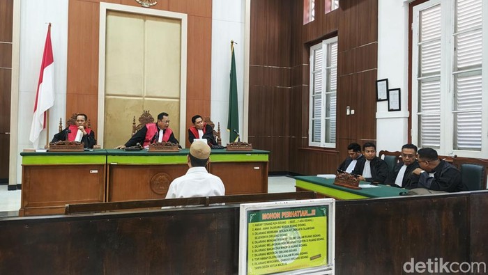Owner Raja Glow Agus Salim saat sidang pleidoi kasus obat herbal ilegal di PN Makassar. Andi Sitti Nurfaisah/detikSulsel