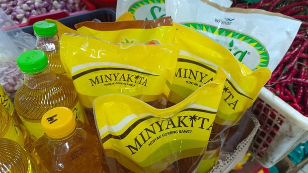 Pantauan harga Minyakita di Pasar Rumput, Jakarta Selatan, Selasa (17/6/2025). (CNBC Indonesia/Martyasari Rizky)