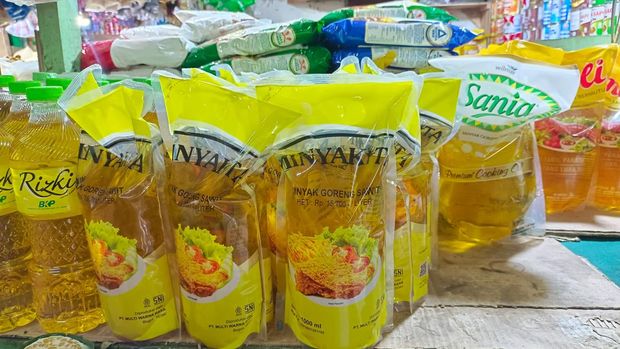 Pantauan harga Minyakita di Pasar Rumput, Jakarta Selatan, Selasa (17/6/2025). (CNBC Indonesia/Martyasari Rizky)