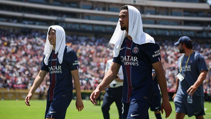 PASADENA, CALIFORNIA - JUNE 15: Lee-Kang In and Warren Zaire-Emery of Paris Saint-Germain of PSG cover their heads in a towel due to the heat after the FIFA Club World Cup 2025 group B match between Paris Saint-Germain FC and Club Atletico de Madrid at Rose Bowl Stadium on June 15, 2025 in Pasadena, California. (Photo by Alex Pantling - FIFA/FIFA via Getty Images)