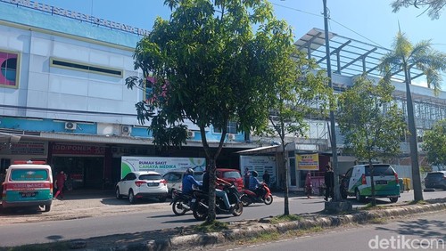 Tampak sejumlah kendaraan tengah parkir di bahu jalan depan Rumah Sakit Cahaya Medika (RSCM) Praya, Lombok Tengah. Foto: (Edi Suryansyah/detikBali)