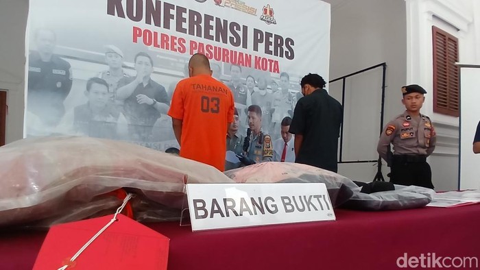 PDL (baju hitam), pacar korban pembunuhan di Pasuruan.