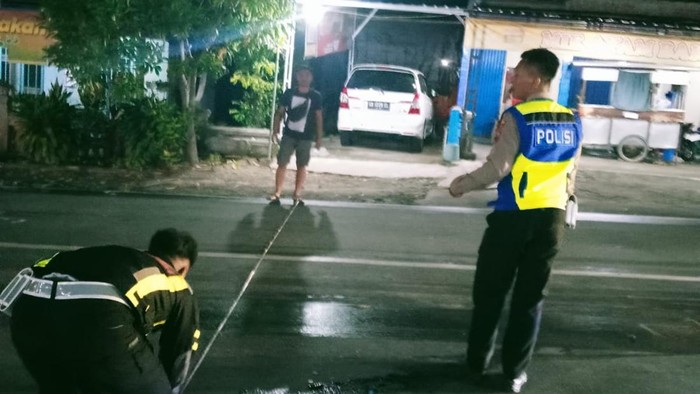 Polisi saat melakukan olah TKP orang terlindas bus di depan garasi PO Agra Mas, Kelurahan Wonokarto, Kecamatan/kabupaten Wonogiri, Senin (16/6/2025) malam.