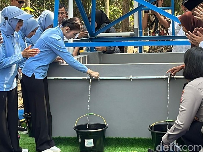 Pembina Seruni, Selvi Ananda, meresmikan sumur bor di Desa Juwok, Sragen, Selasa (17/6/2025).