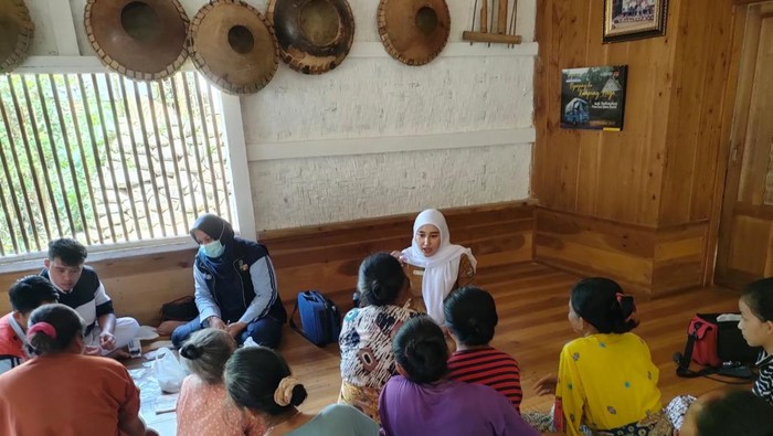 Pemeriksaan kesehatan warga Kampung Adat Naga, Desa Neglasari, Kecamatan Salawu, Kabupaten Tasikmalaya