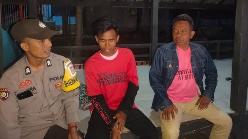 Pemilik akun facebook Abiman Abiman (tengah) yang menyebut Gubernur NTB sebagai PKI diamankan Polisi, di Desa Mawu, kecamatan Ambalawi, Kabupaten Bima, NTB, Selasa, (17/6/2025) malam. (Istimewa)