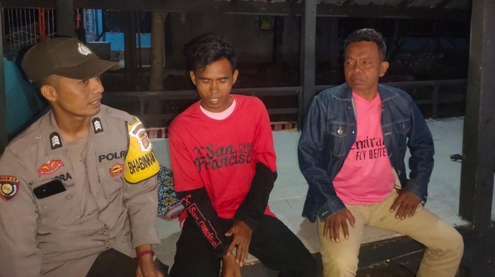 Pemilik akun facebook Abiman Abiman (tengah) yang menyebut Gubernur NTB sebagai PKI diamankan Polisi, di Desa Mawu, kecamatan Ambalawi, Kabupaten Bima, NTB, Selasa, (17/6/2025) malam. (Istimewa)