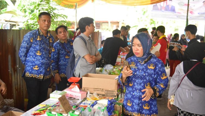 Pemkot Palembang menggelar pasar murah dalam memperingati hari ulang tahun Palembang.