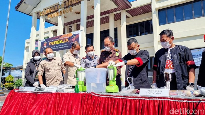 Pemusnahan barang bukti oleh Kejaksaan Negeri Ponorogo.