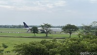 Foto: Penampakan pesawat Saudia Airlines SV- 5726 usai mendarat darurat di Bandara Kualanamu. (Finta Rahyuni/detikSumut)