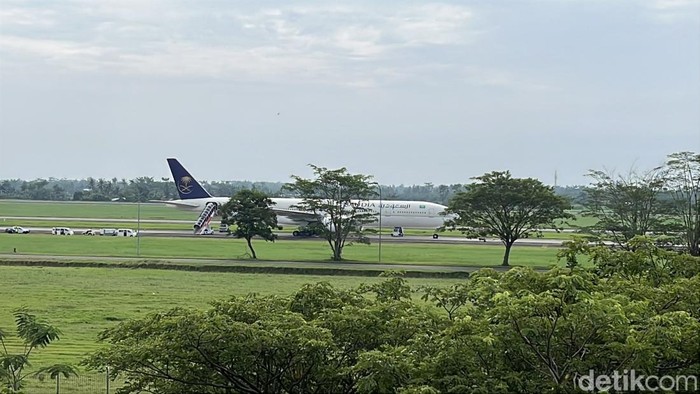 Penampakan pesawat Saudia Airlines SV- 5726 usai mendarat darurat di Bandara Kualanamu. (Finta Rahyuni/detikSumut)