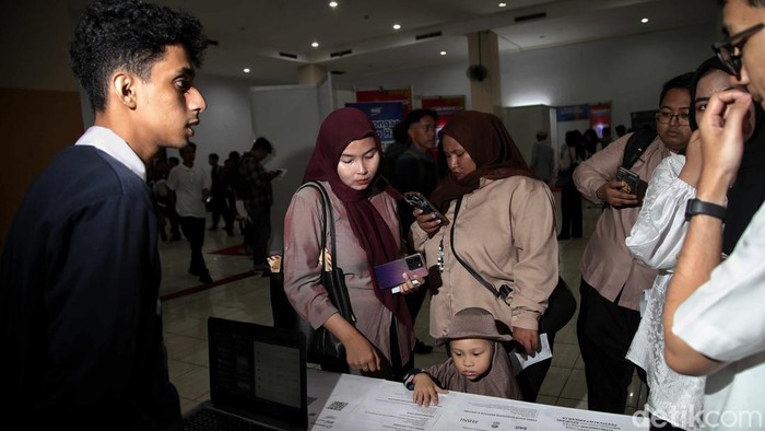 Pencari Kerja Antusias Serbu Job Fair di Koja Sejumlah pencari kerja terlihat menaruh lamaran saat mengikuti Job Fair di kawasan Koja, Jakarta Utara, Selasa (17/6/2025). Kegiatan ini merupakan bagian dari Job Fair Jakarta 2025 yang digelar selama dua hari, yakni Selasa (17/6) dan Rabu (18/6).