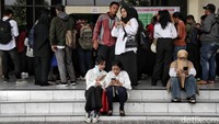 Meski ruang acara tampak cukup lenggang, para peserta langsung memadati booth perusahaan. Mereka terlihat aktif melihat-lihat lowongan, bertanya langsung kepada staf perusahaan, dan menunjukkan kesungguhan dalam mencari peluang kerja terbaik.  