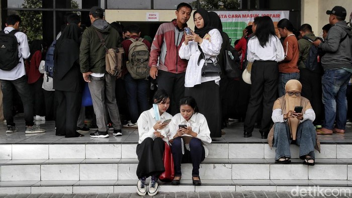 Sejumlah pencari kerja terlihat menaruh lamaran saat mengikuti Job Fair di kawasan Koja, Jakarta Utara, Selasa (17/6/2025). Kegiatan ini merupakan bagian dari Job Fair Jakarta 2025 yang digelar selama dua hari, yakni Selasa (17/6) dan Rabu (18/6).