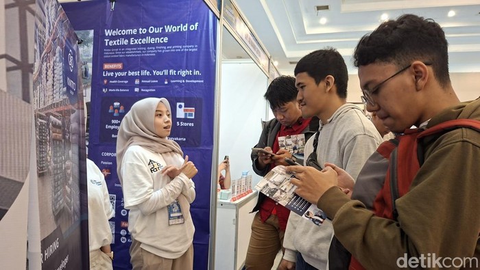Pencari kerja mengikuti gelaran job fair Disnaker Kota Bandung di Graha Manggala Siliwangi Bandung, Selasa (17/6/2025)