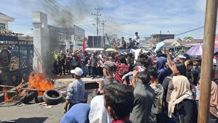 Pendemo bakar ban dan keranda mayat di depan Kantor Kejari Lubuklinggau