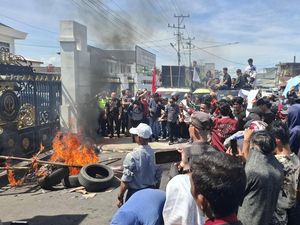 Massa Bakar Ban-Keranda, Minta Kasus Penganiayaan di Lubuklinggau Diusut