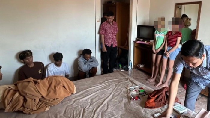Penemuan anak di bawah umur di kamar hotel bersama temannya dan ada narkotika sabu.