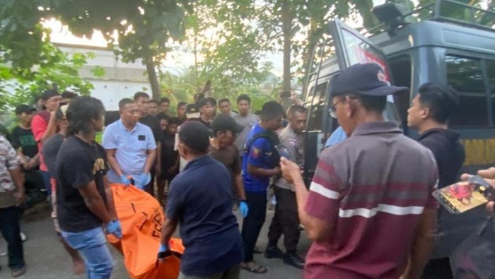 Jasad SN (20) yang diduga korban pembunuhan di kos, Kelurahan Mande, Kecamatan Mpunda Kota Bima, NTB, dibawa polisi untuk diautopsi, Rabu, (17/6/2025).