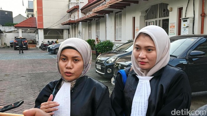 Pengacara Mira Hayati, Ida Hamidah (kiri) di Pengadilan Negeri Makassar. Andi Sitti Nurfaisah/detikSulsel