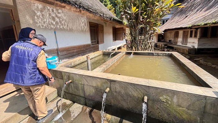Pengambilan sampel air di Kampung Adat Naga, Kabupaten Tasikmalaya