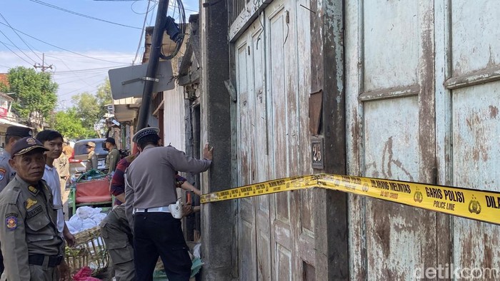 Penyegelan bangunan di Pasar Keputran Surabaya yang dikuasai preman berkedok ormas.