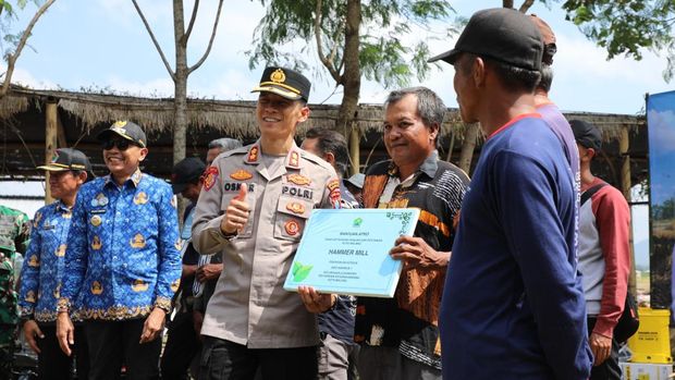 Penyerahan bantuan alat pertanian dari Forkopimda Kota Malang.