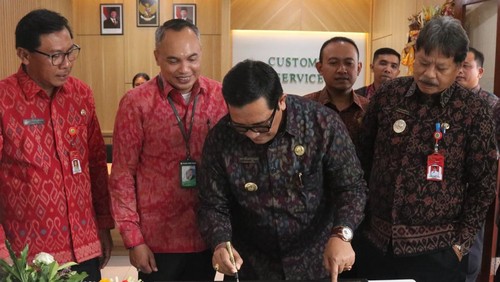 Bupati Tabanan, I Komang Gede Sanjaya saat meresmikan gedung baru BPD Bali Kantor Cabang Pembantu Pemkab Tabanan, Selasa (17/6/2025).