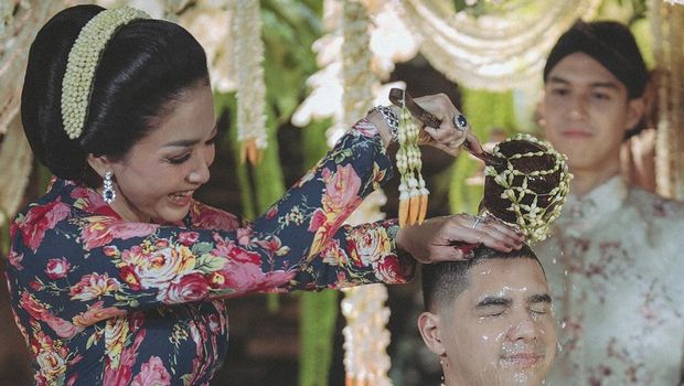 Perhiasan Blue Sapphire Maia Estianty saat Siraman Al Ghazali