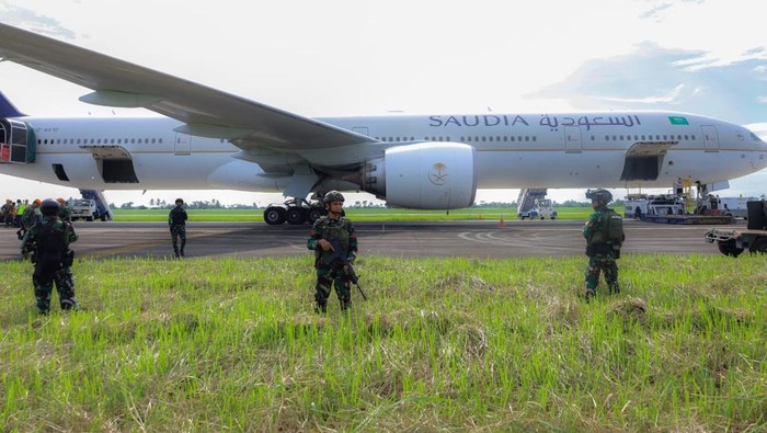 Personel TNI Bukit Barisan menjaga ketat proses pemeriksaan pesawat Saudia yang menerima ancaman bom dan mendarat di darurat di Bandara Kualanamu. (Dok Kodam I/BB)