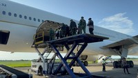 Personel TNI dari Kodam I/BB memeriksa keberadaan bom di pesawat Saudia yang mendarat darurat di Bandara Kualanamu usai mendapat email ancaman. (Dok Kodam I/BB)