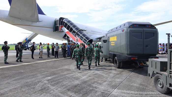 Personel TNI dikerahkan untuk membantu sterilisasi pesawat Saudia yang menerima ancaman bom dan mendarat di Bandara Kualanamu. (Dok Kodam I/BB)