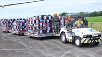 Personel TNI mengevakuasi barang jemaah haji Indonesia yang mendarat di Bandara Kualanamu akibat ancaman bom yang diterima maskapai Saudia Airlines. (Dok Kodam I/BB)