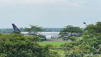 Foto: Pesawat dengan rute Jeddah-Jakarta itu mendarat darurat usai menerima ancaman adanya bom. (Finta Rahyuni/detikSumut)