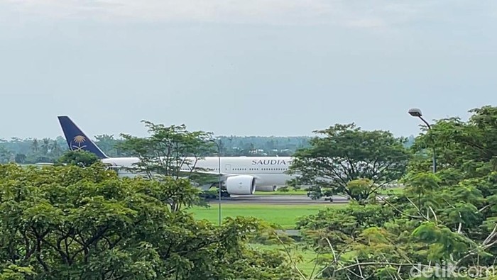 Pesawat dengan rute Jeddah-Jakarta itu mendarat darurat usai menerima ancaman adanya bom. (Finta Rahyuni/detikSumut)