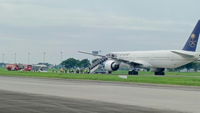 Pesawat Saudia Airlines yang mendapat ancaman soal bom mendarat di Bandara Kualanamu, Deli Serdang, Sumut. (Dok. Istimewa)