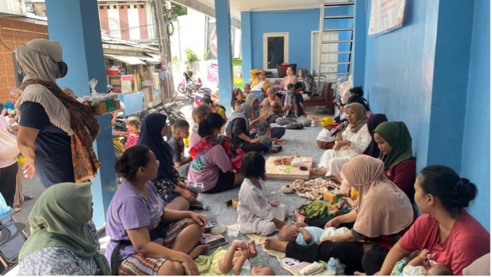 Edukasi Cara Memijat Bayi di Posyandu Guji Baru Jakbar