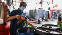 Pengolahan limbah plastik dengan teknik pirolisis tersebut dalam sekali produksi dapat menghasilkan sebanyak 90 liter bahan bakar minyak (BBM) alternatif dari 100 kilogram sampah limbah plastik mentah. Foto: ANTARA FOTO/Muhammad Bagus Khoirunas
