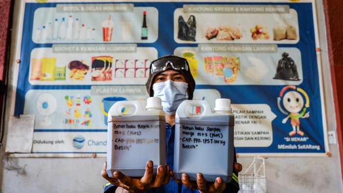 Plastik Disulap Jadi BBM Pekerja menuangkan BBM alternatif yang telah diolah dari limbah sampah plastik di IPST Asari, Kota Cilegon, Banten, Selasa (17/6/2025). Pengolahan limbah plastik dengan teknik pirolisis tersebut dalam sekali produksi dapat menghasilkan sebanyak 90 liter bahan bakar minyak (BBM) alternatif dari 100 kilogram sampah limbah plastik mentah dan selanjutnya BBM didistribusikan untuk kebutuhan bagi nelayan serta UMKM di Kota Cilegon. ANTARA FOTO/Muhammad Bagus Khoirunas/bar