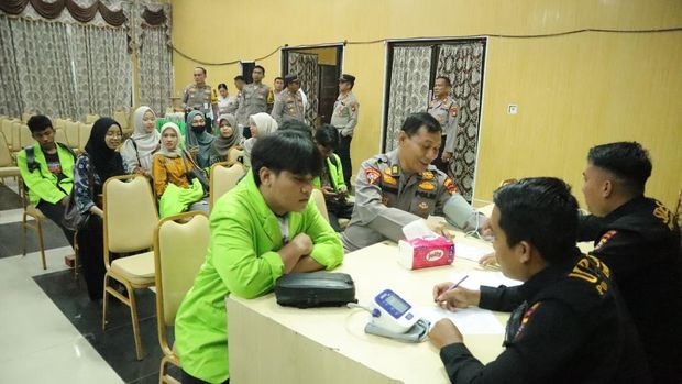 Polisi hingga masyarakat donorkan darah dalam rangka menyambut HUT Bhayangkara ke-79.