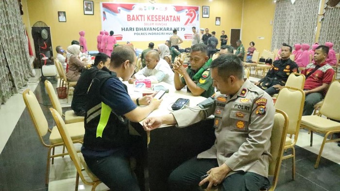 Polisi hingga masyarakat donorkan darah dalam rangka menyambut HUT Bhayangkara ke-79.
