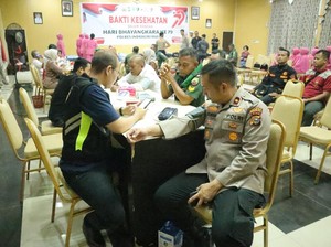 Puluhan Personel Polres Inhu Donorkan Darah Sambut Hari Bhayangkara ke-79